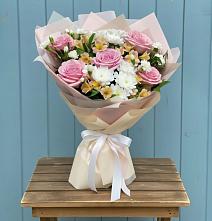 Букет цветов из:  Гвоздики, Орхидеи и Розы в Кокуй