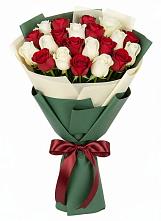 Букет Микс из красных и белых роз в Кокуй