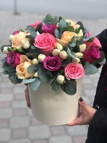Цветочная композиция из Розы в шляпной коробке в Кокуй