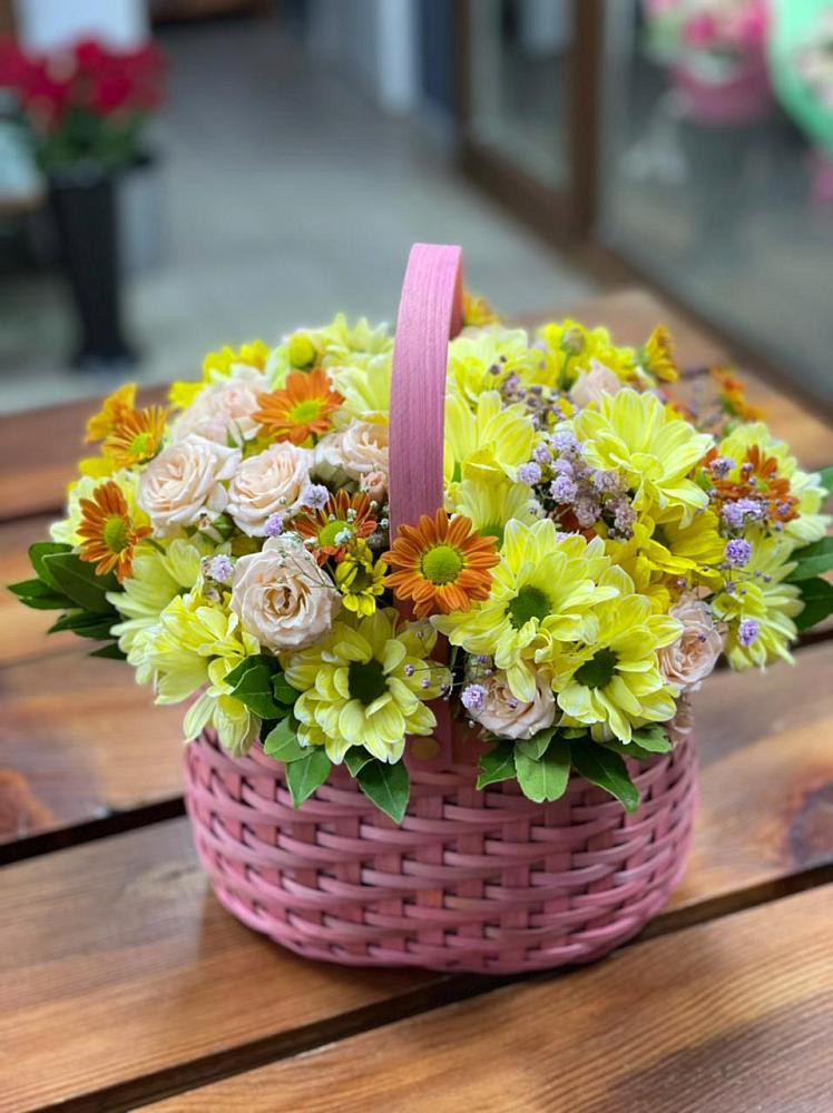 Цветочная композиция из Хризантемы и Розы в корзине в Кокуй