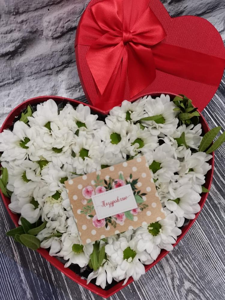 Цветочная композиция из Хризантемы в виде сердца в Кокуй