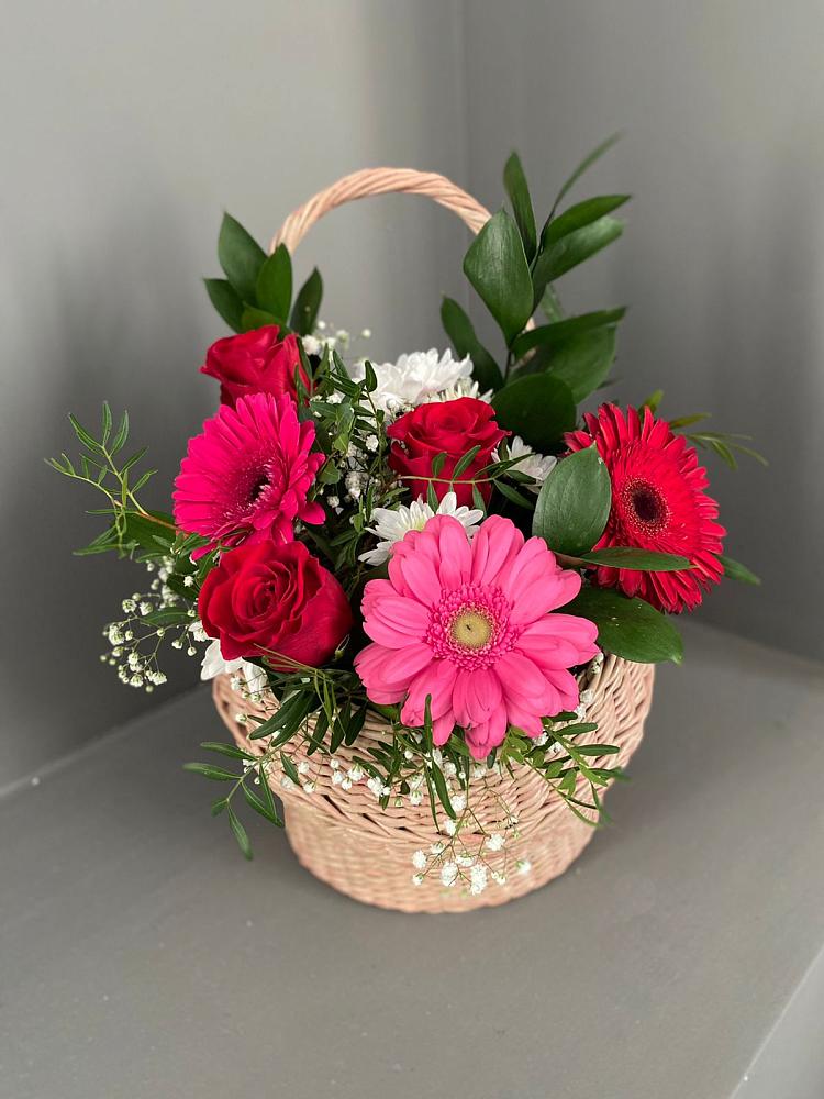 Цветочная композиция из Розы, Хризантемы и Герберы в корзине в Кокуй